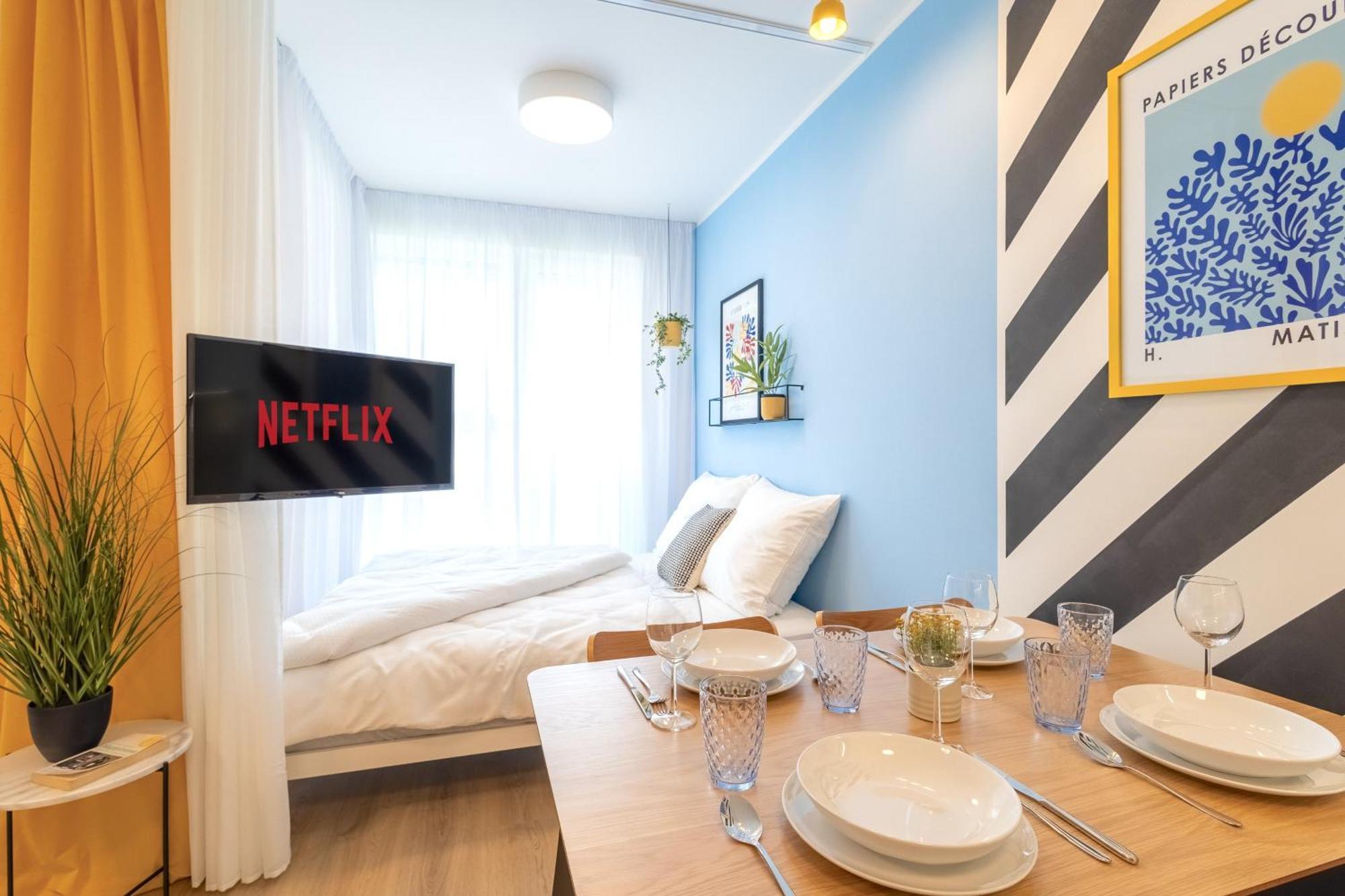 Yellow Apartment - Balcony, Free Parking, By Gravity براغ المظهر الخارجي الصورة