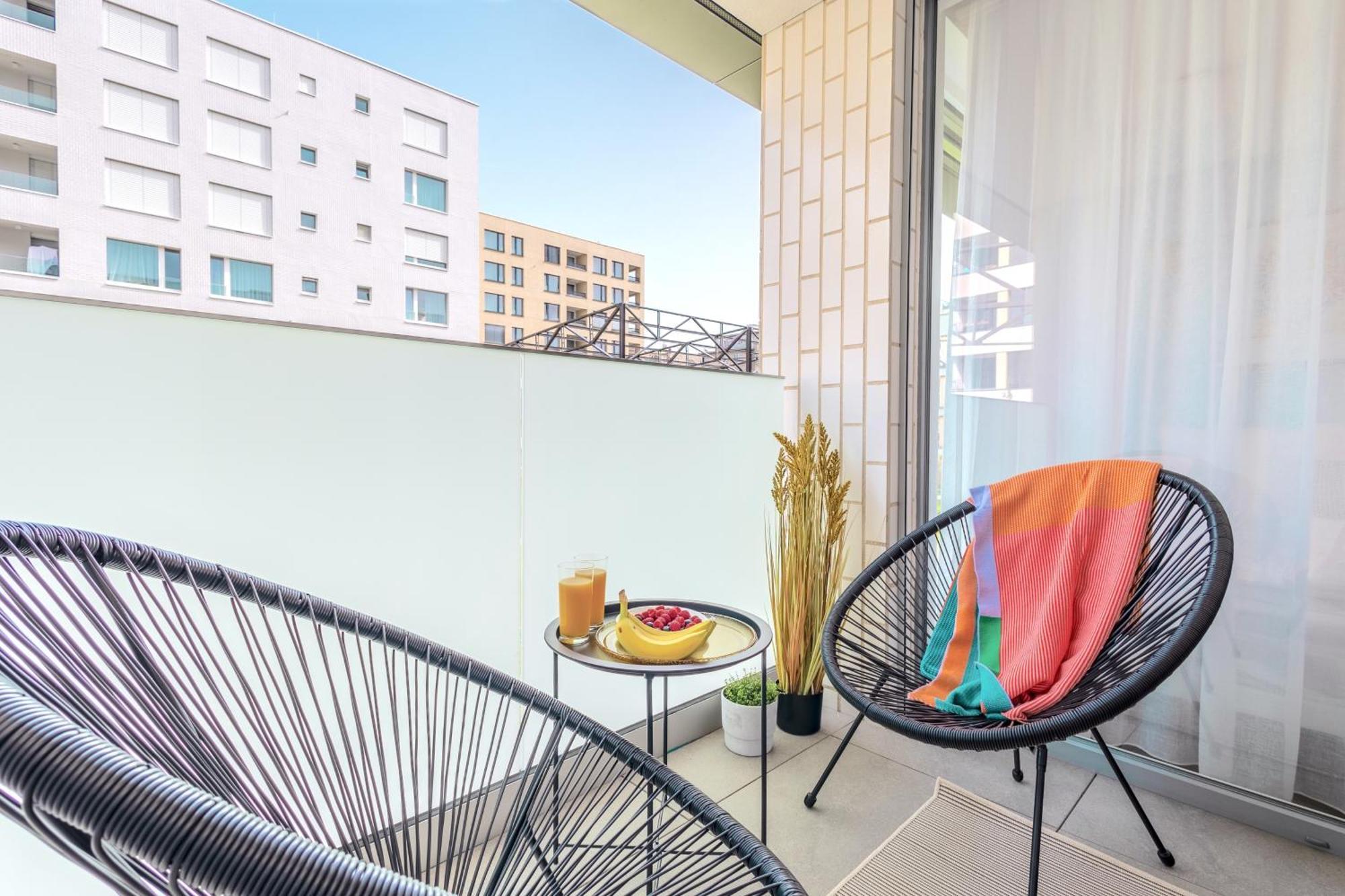 Yellow Apartment - Balcony, Free Parking, By Gravity براغ المظهر الخارجي الصورة