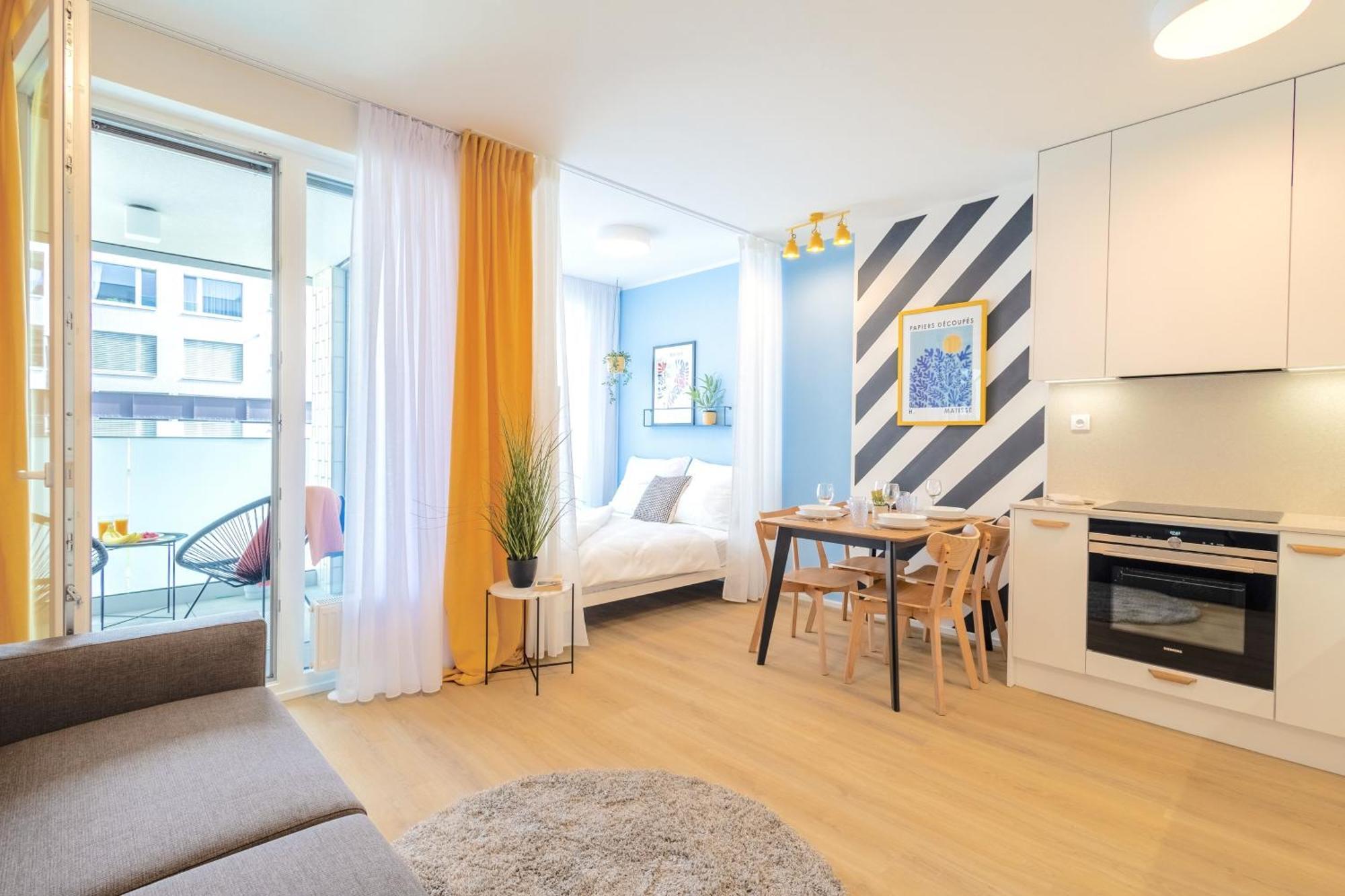 Yellow Apartment - Balcony, Free Parking, By Gravity براغ المظهر الخارجي الصورة