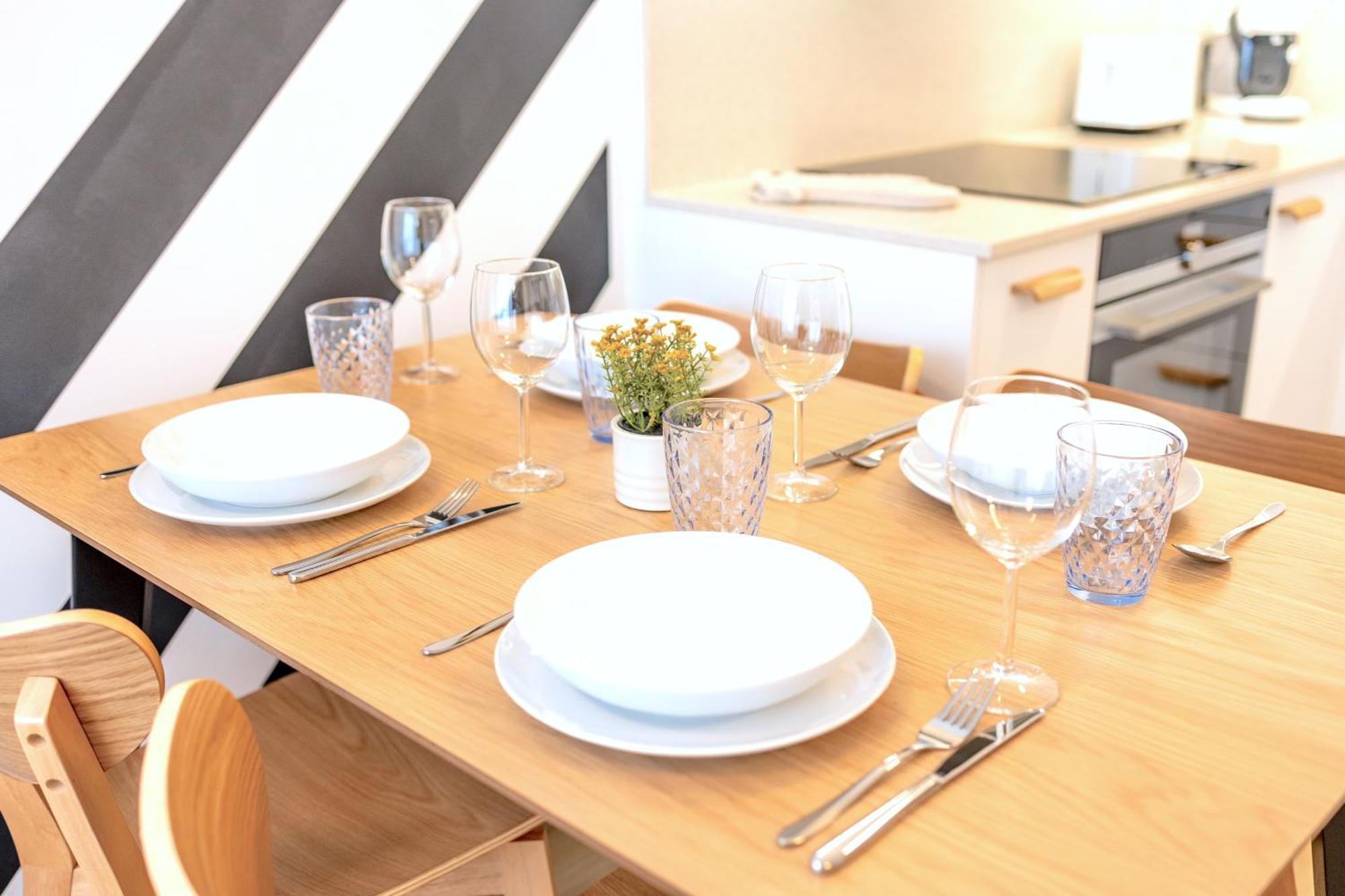 Yellow Apartment - Balcony, Free Parking, By Gravity براغ المظهر الخارجي الصورة