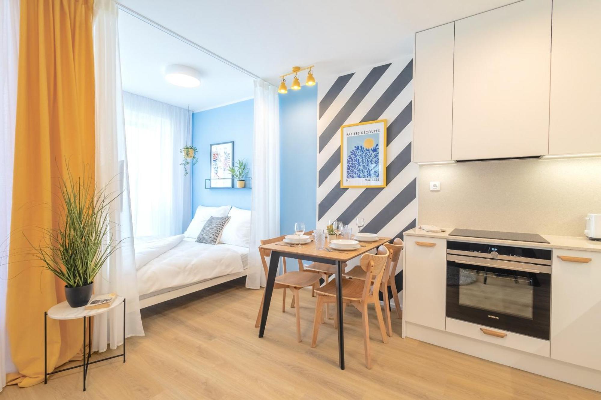 Yellow Apartment - Balcony, Free Parking, By Gravity براغ المظهر الخارجي الصورة