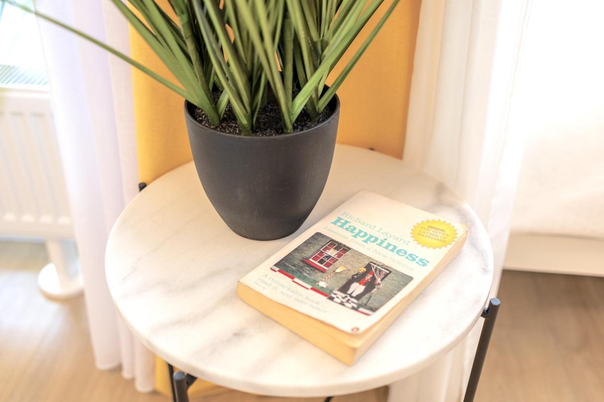 Yellow Apartment - Balcony, Free Parking, By Gravity براغ المظهر الخارجي الصورة