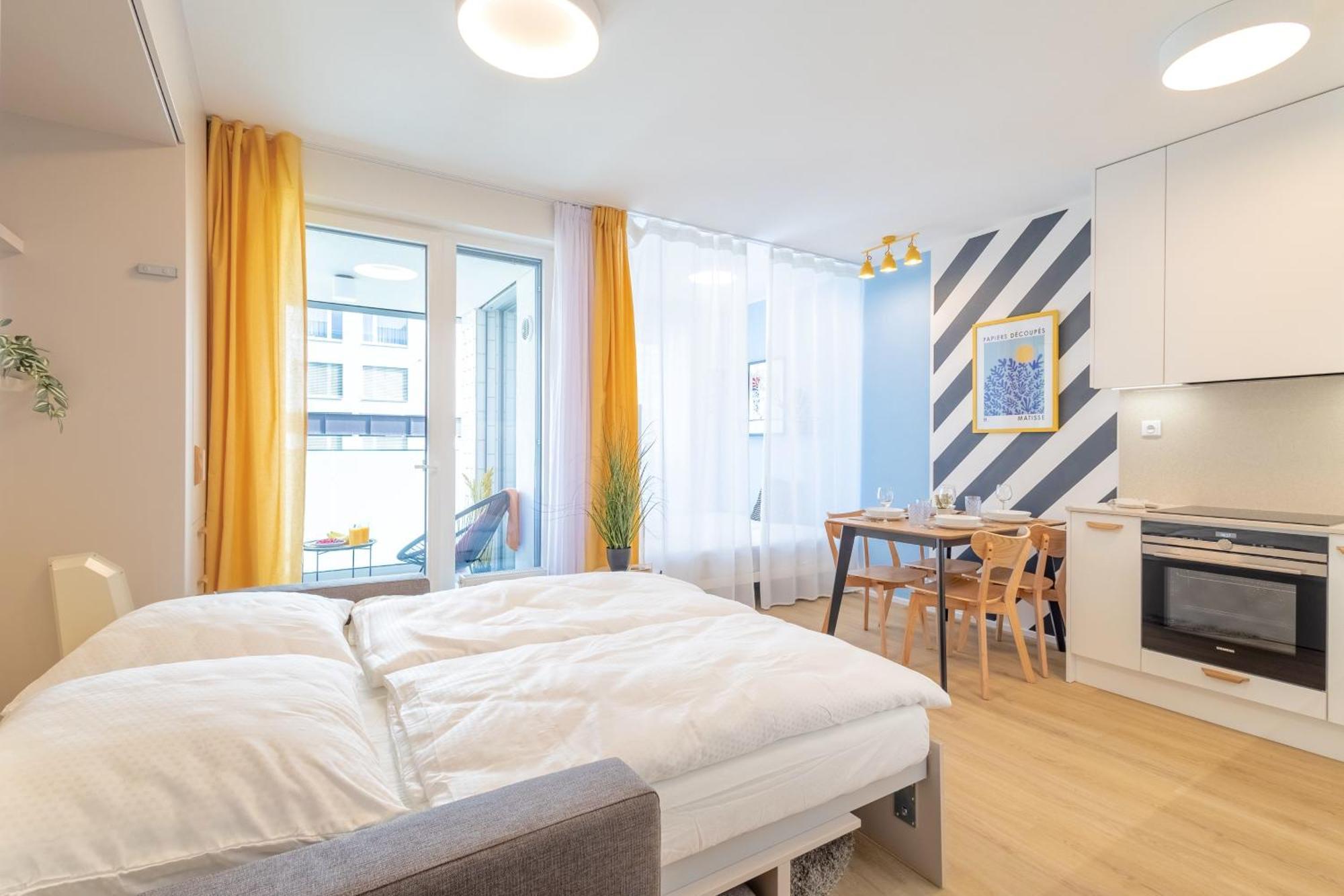 Yellow Apartment - Balcony, Free Parking, By Gravity براغ المظهر الخارجي الصورة
