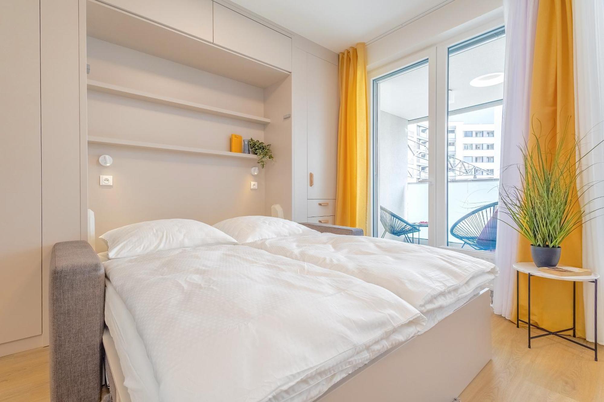 Yellow Apartment - Balcony, Free Parking, By Gravity براغ المظهر الخارجي الصورة