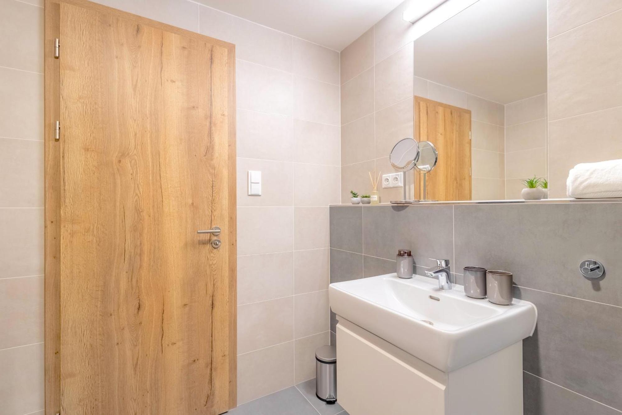 Yellow Apartment - Balcony, Free Parking, By Gravity براغ المظهر الخارجي الصورة