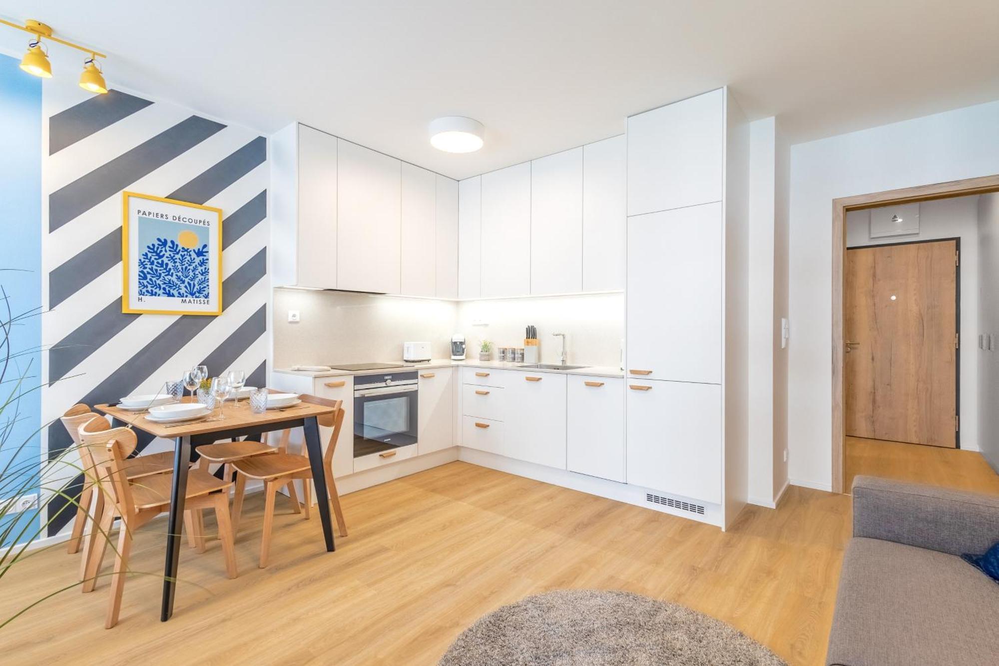 Yellow Apartment - Balcony, Free Parking, By Gravity براغ المظهر الخارجي الصورة