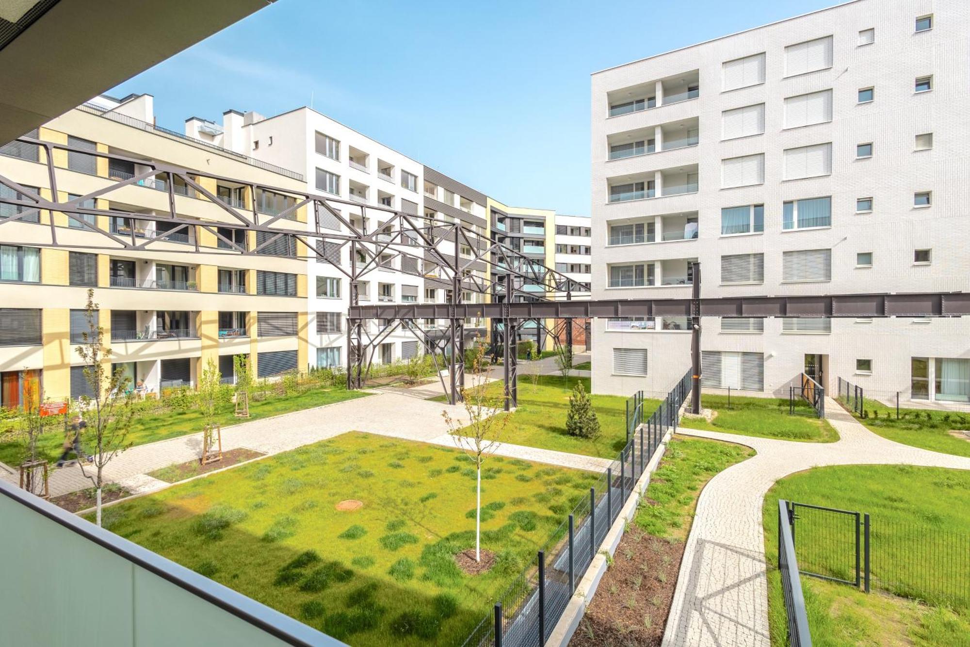 Yellow Apartment - Balcony, Free Parking, By Gravity براغ المظهر الخارجي الصورة