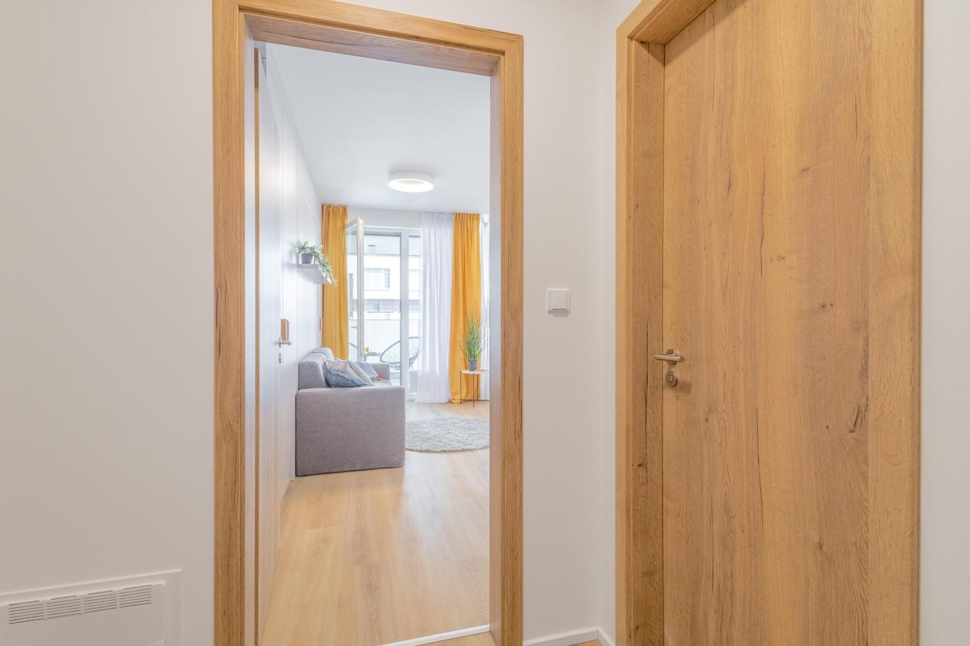 Yellow Apartment - Balcony, Free Parking, By Gravity براغ المظهر الخارجي الصورة